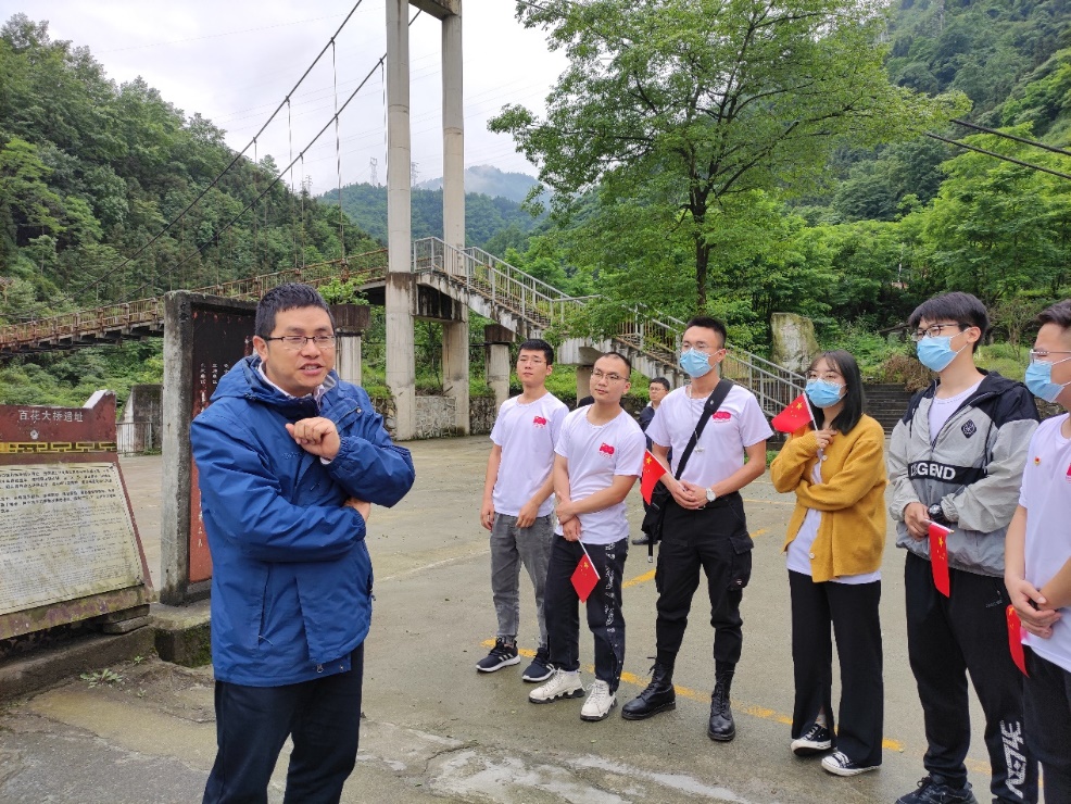 說(shuō)明: 一群人站在路邊描述已自動(dòng)生成 說(shuō)明: 一群人站在路邊描述已自動(dòng)生成