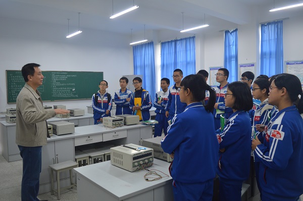 老師帶領同學們參觀實驗室(一)