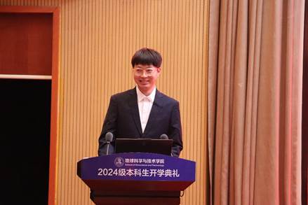 穿著西裝筆挺的男子正在演講描述已自動生成 穿著西裝筆挺的男子正在演講描述已自動生成