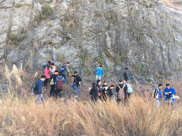 同學們分小組進行剖面測量工作