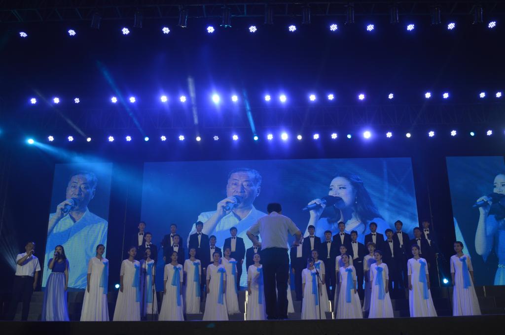 孫一平書記領唱《飛翔》