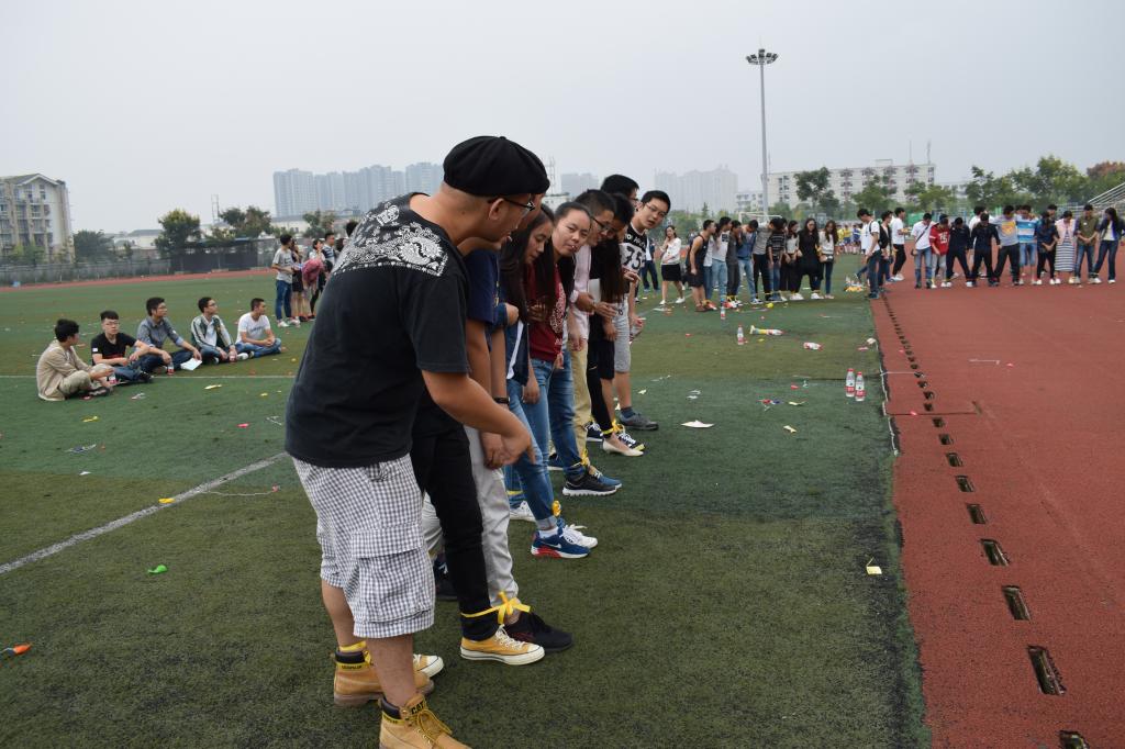 “十人十一足”