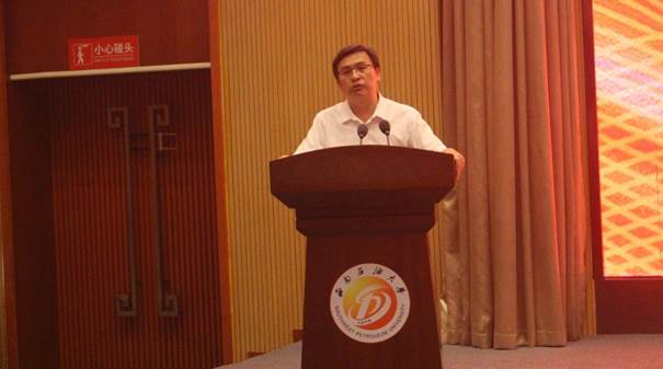 男子站在門前中度可信度描述已自動生成