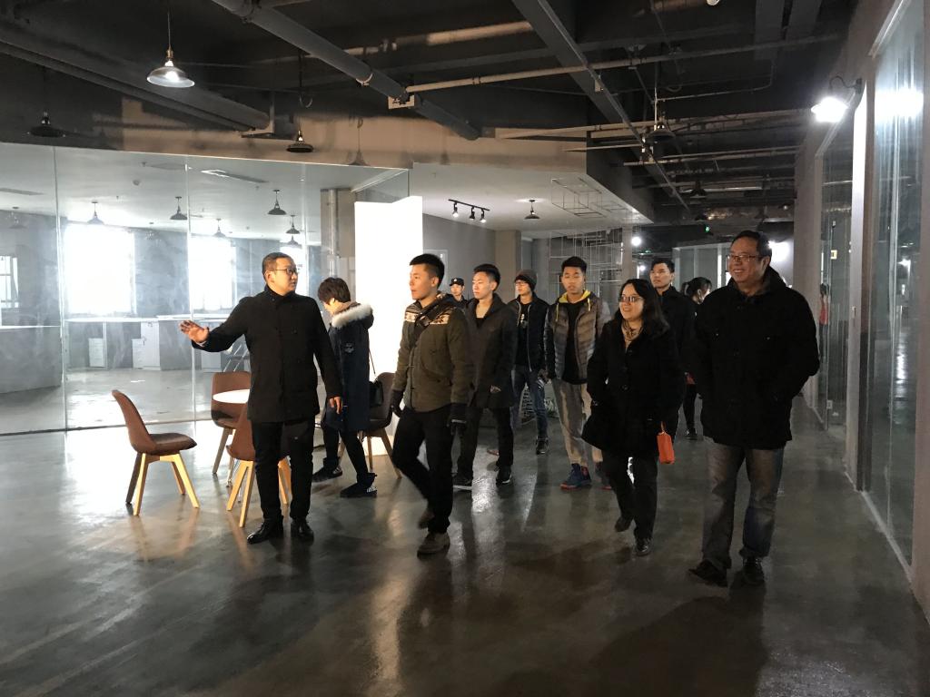 丁龍為大家講解情景