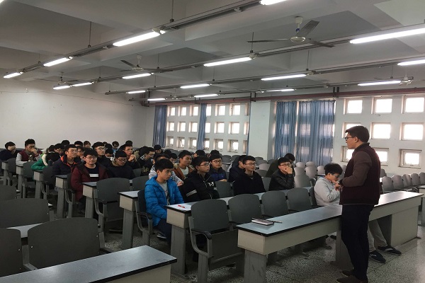 同學們認真聆聽