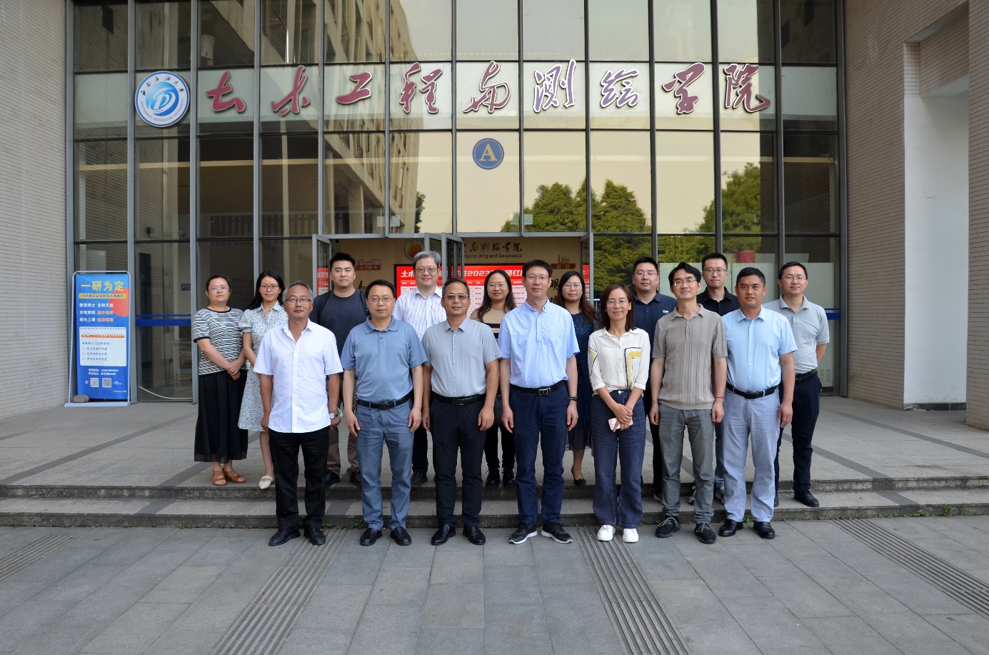 一群人站在建筑外面描述已自動生成