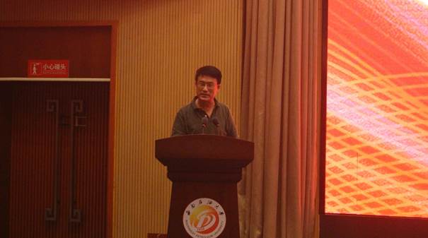 人站在門前中度可信度描述已自動生成