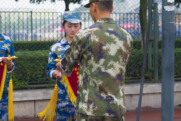 連長為同學們頒發流動紅旗