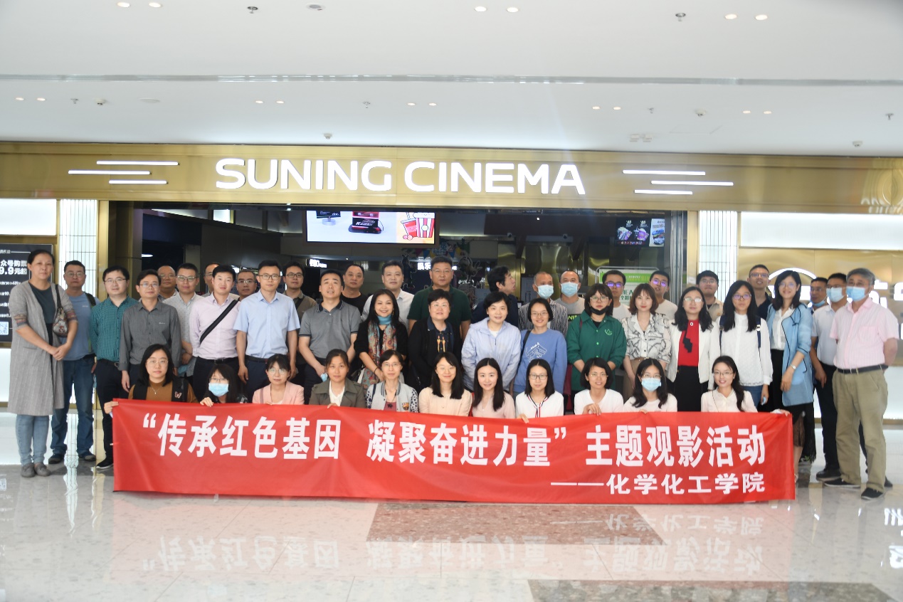 圖片包含 室內, 水, 大, 男人描述已自動生成