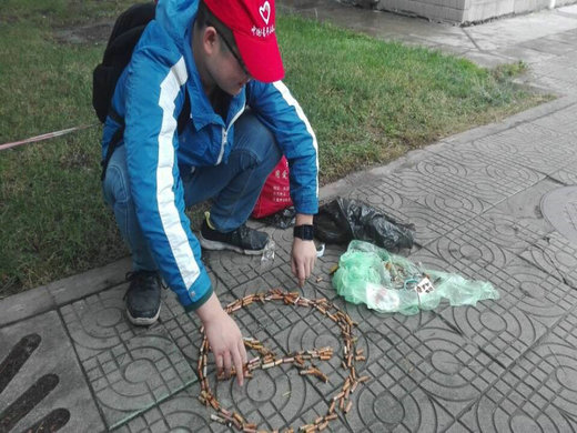 (志愿者在用煙頭擺造型)