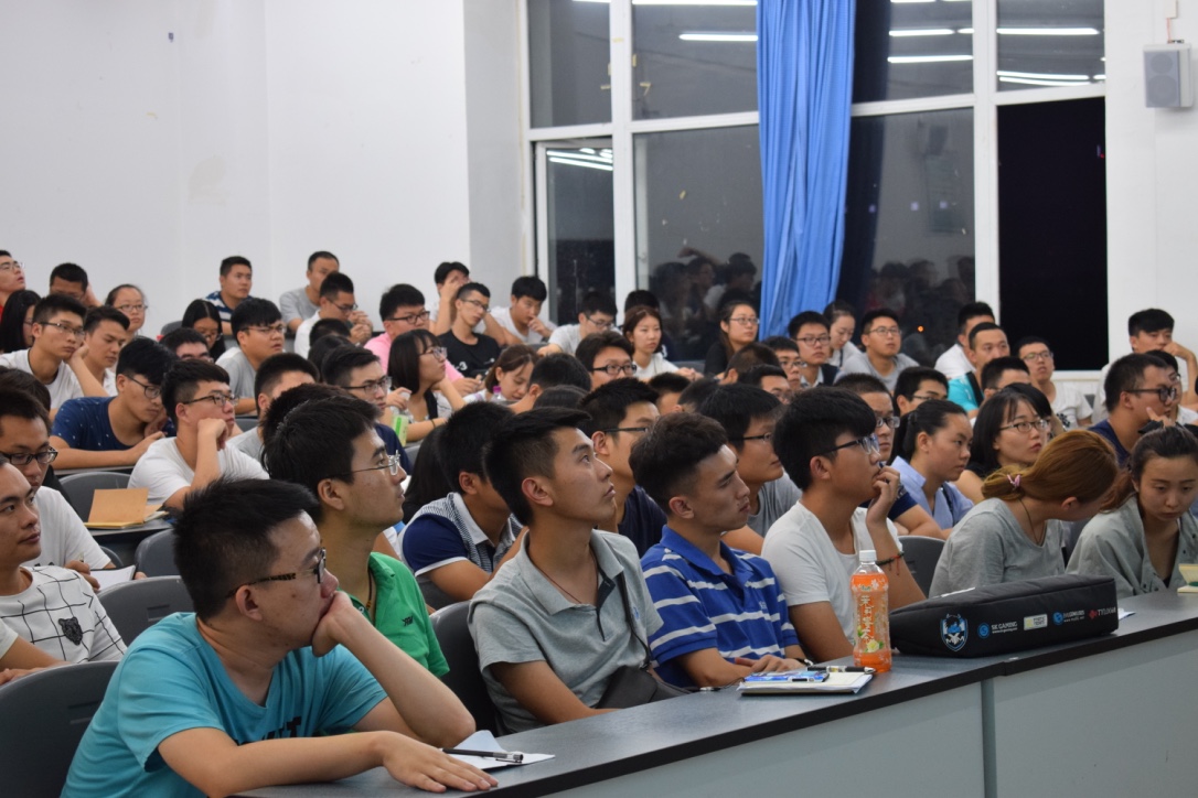 2016級新同學(xué)認真聆聽講座