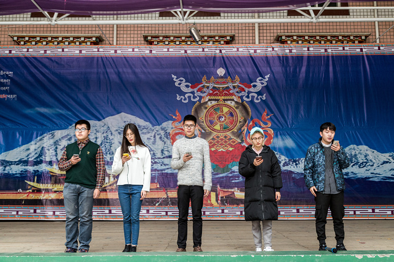 西南石油大學藝術學院志愿者帶來朗誦表演《中國的聲音》