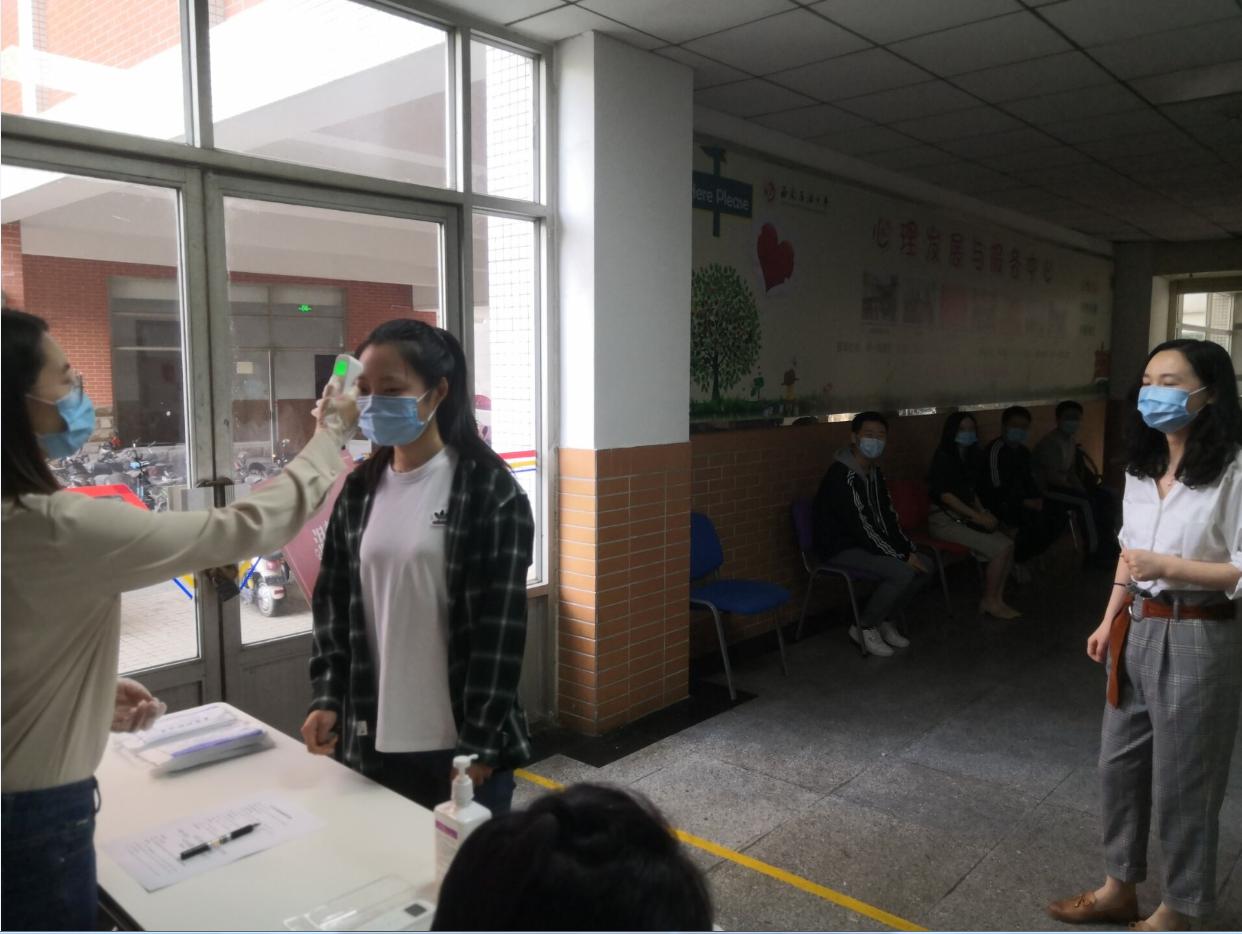 咨詢學(xué)生測試體溫.jpg 咨詢學(xué)生測試體溫.jpg