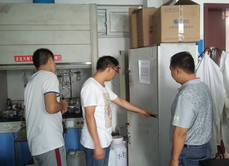 查看研究室化學(xué)試劑上鎖情況