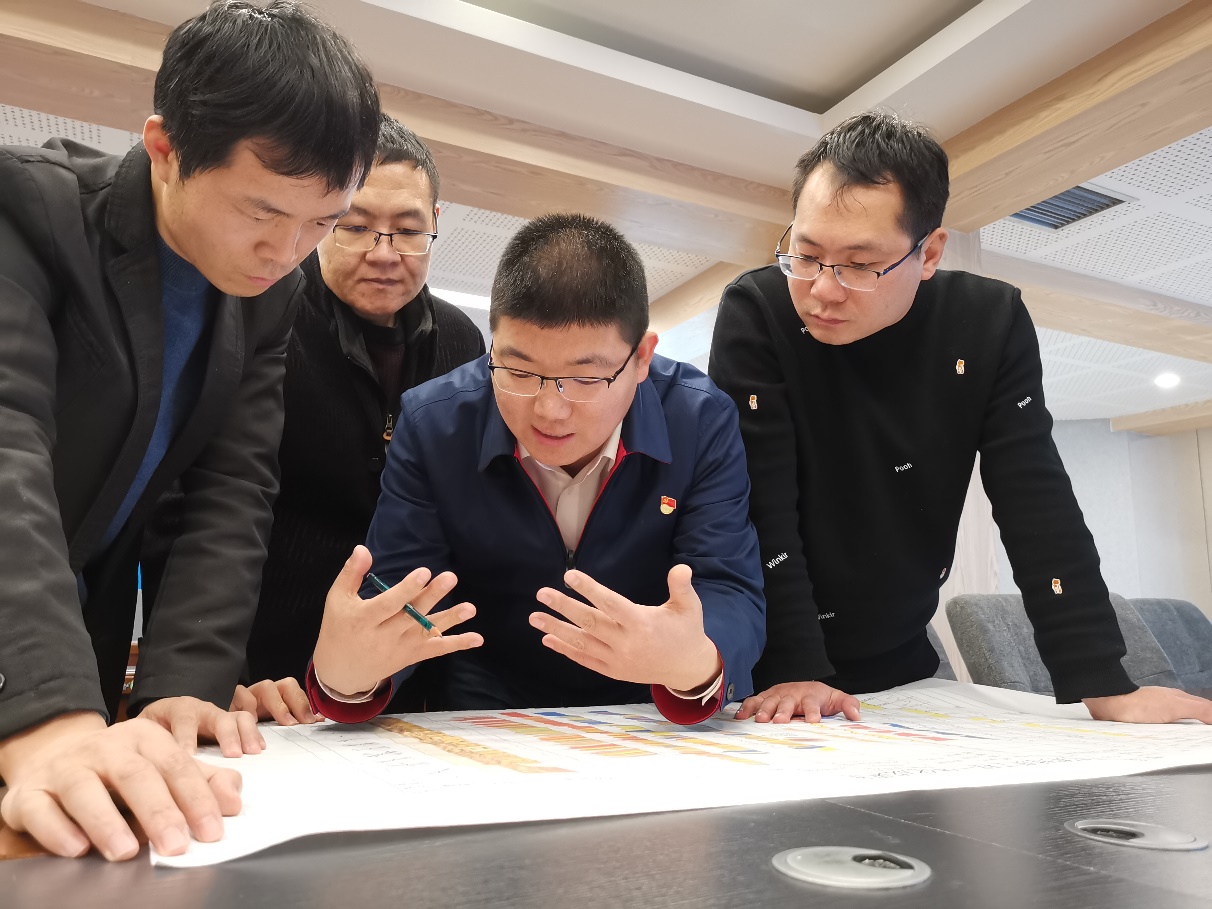 說明: C:\Users\Administrator\Desktop\朱松柏基本情況及主要事跡-2010級資源勘查工程專業本科畢業\朱松柏基本情況及主要事跡-2010級資源勘查工程專業本科畢業\朱松柏工作照4.jpg