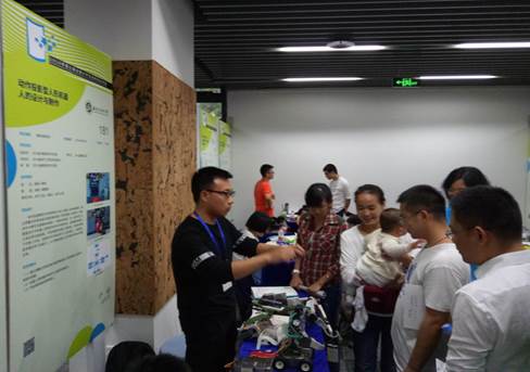 電信院岑汝平進行動作投影機器人展示