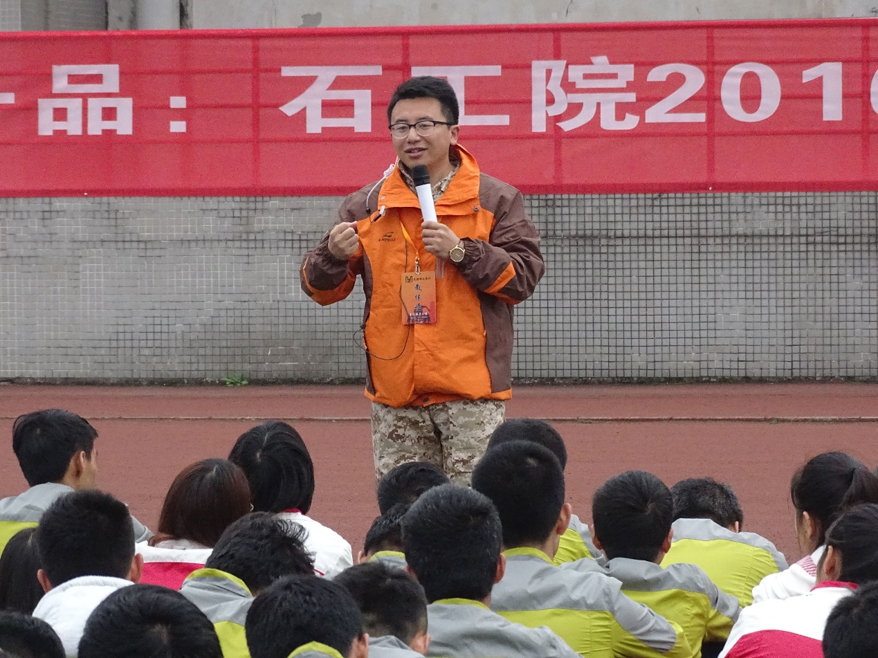 圖1:主教練講解訓練規則及安全注意事項