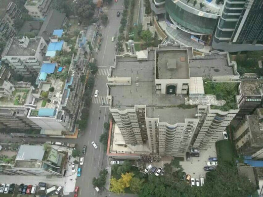 在公司內向下拍照