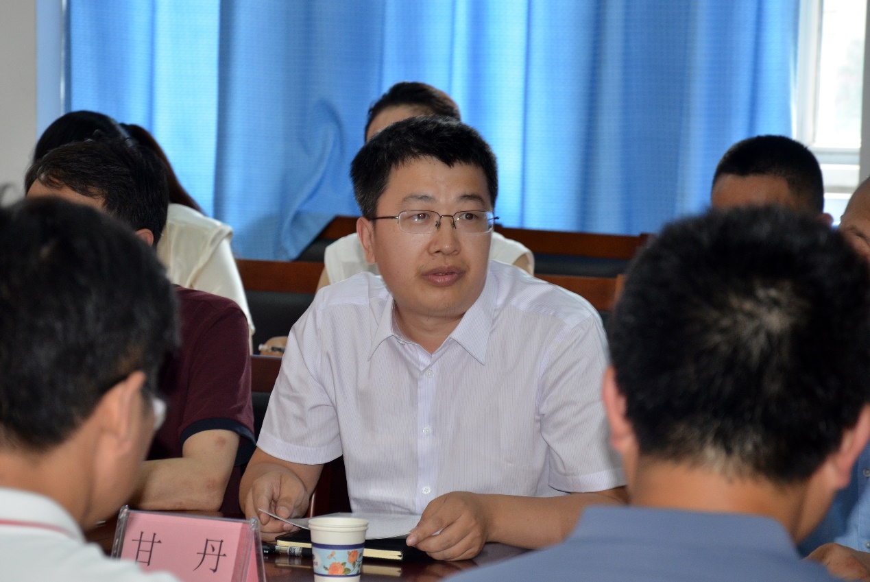 桌子前坐著的男人中度可信度描述已自動(dòng)生成