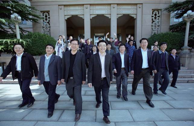 一群人站在建筑前 描述已自動生成