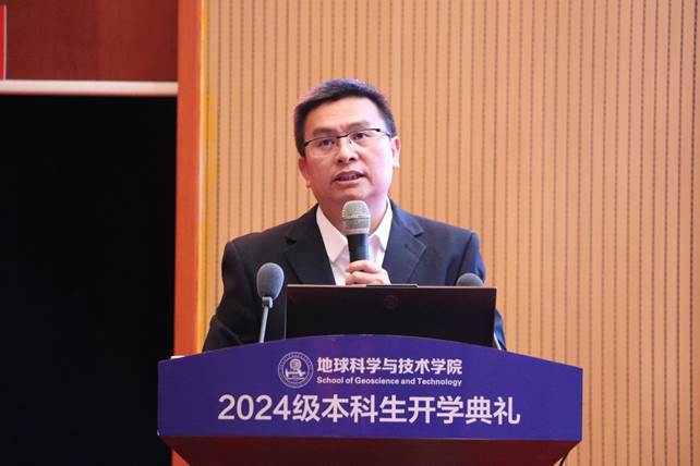 穿西裝的人 中度可信度描述已自動生成