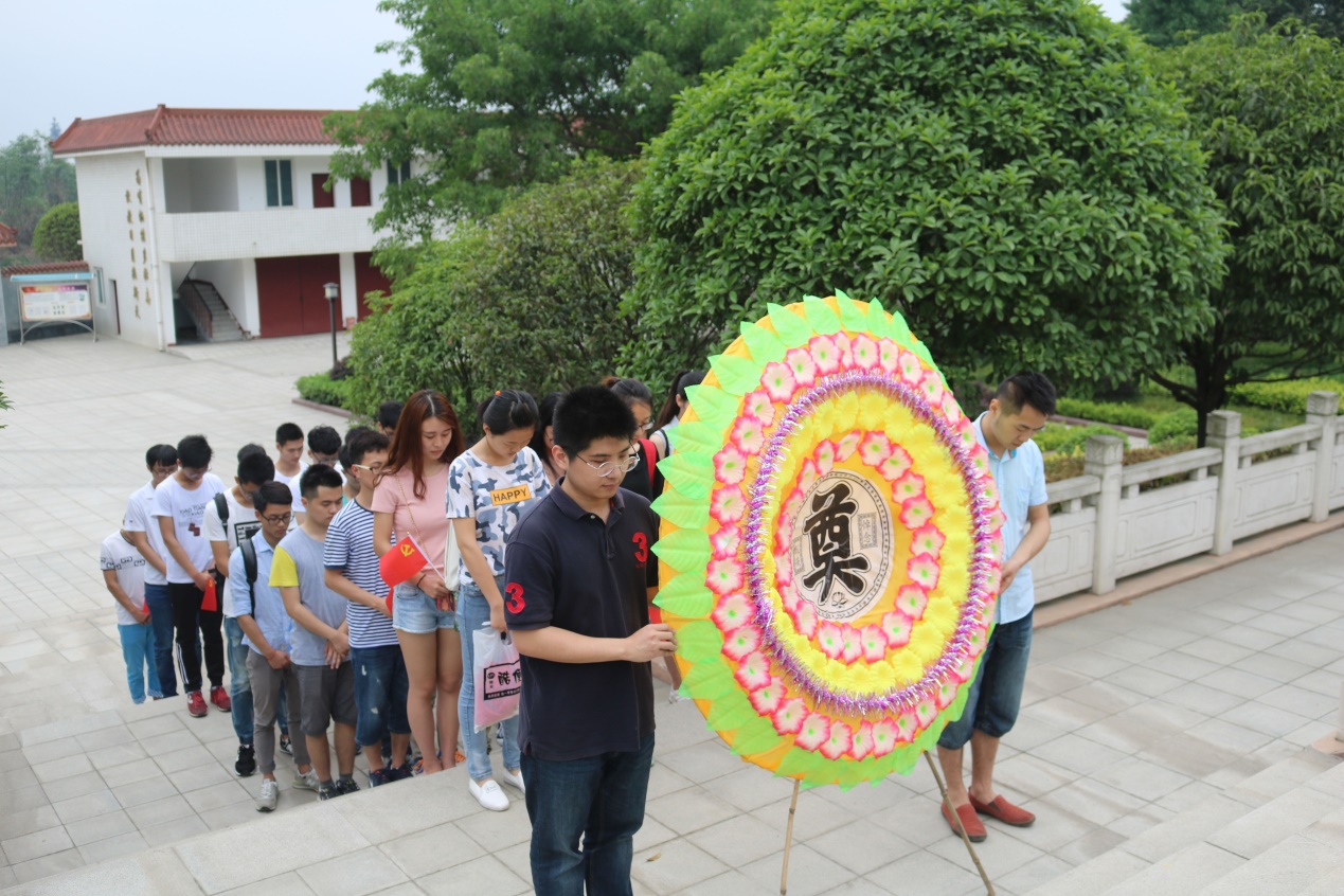 圖2全體成員向烈士進獻花圈