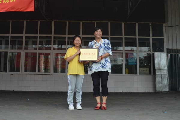 校方代表接受捐贈