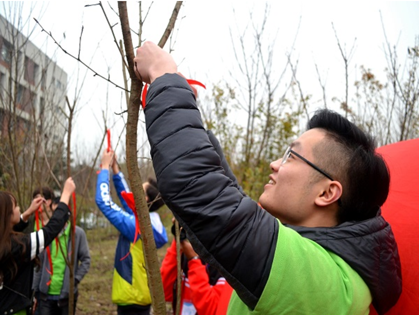 委員掛上感恩紅絲帶