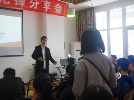 計科院李昊燃與同學互動