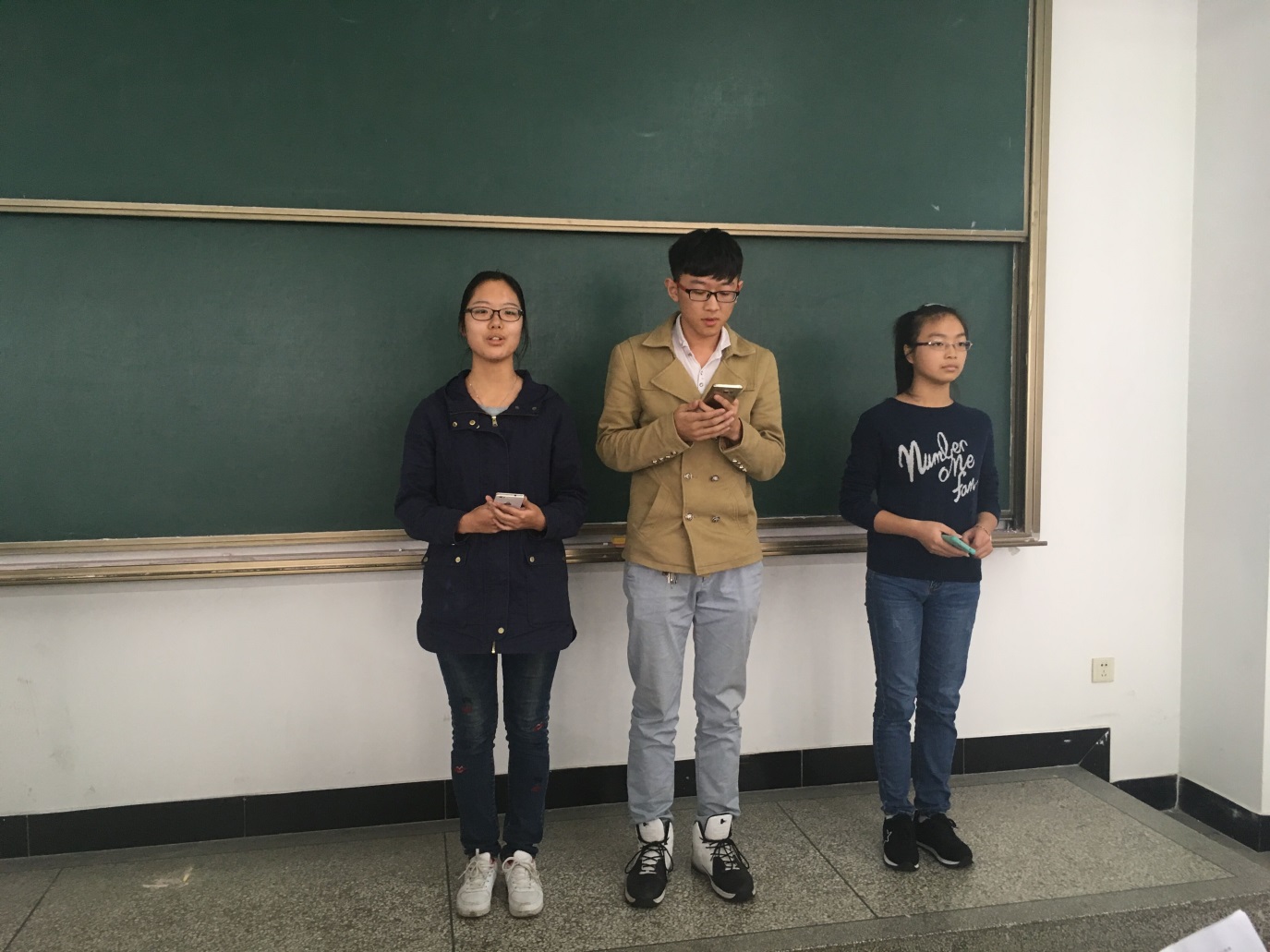 圖1.正進(jìn)行朗誦《石油之子——獻(xiàn)給王進(jìn)喜》