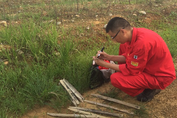 測量組長為木樁做標記