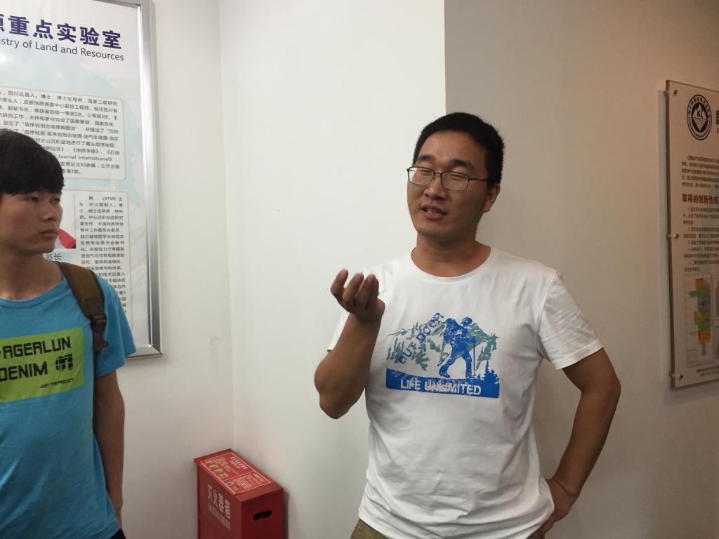 研究人員整體介紹油氣資源重點研究室