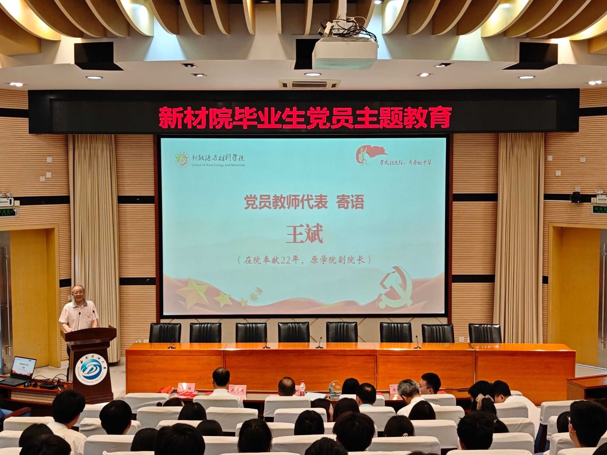 會議室里的人們AI 生成的內(nèi)容可能不正確。