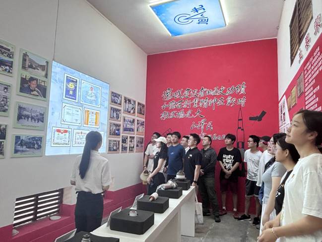 人們在看臺上的人在商店前中度可信度描述已自動生成