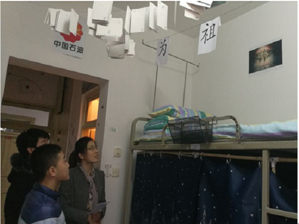 輔導員檢查寢室場景圖