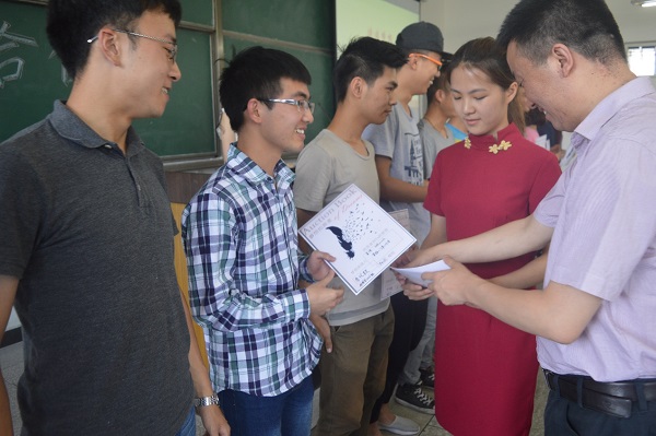 黨委副書記范起東老師為同學們頒布證書