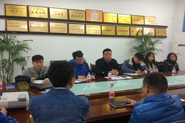 老師認(rèn)真聽取學(xué)生意見