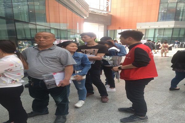 志愿者慰問群眾