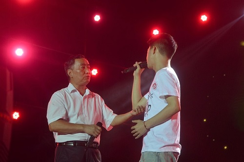 黨委書(shū)記孫一平深情合唱《父子》