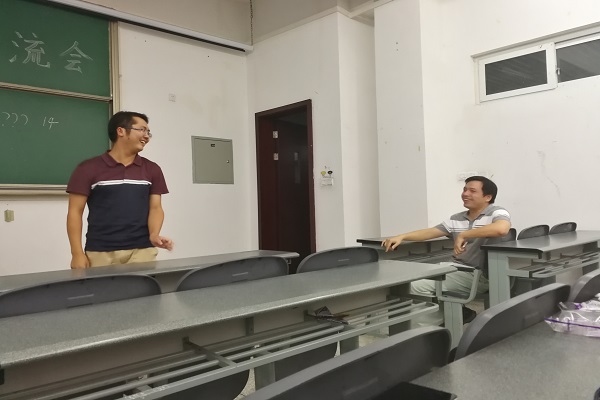 兩位老師愉快的交流