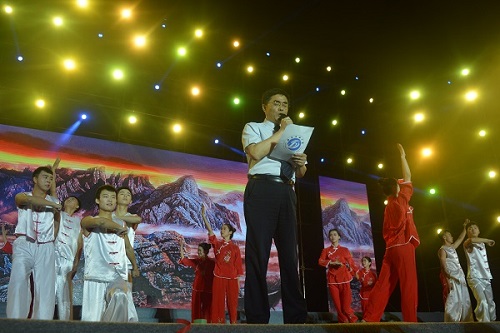 校長(zhǎng)趙金洲獻(xiàn)唱《眾人劃槳開(kāi)大船》