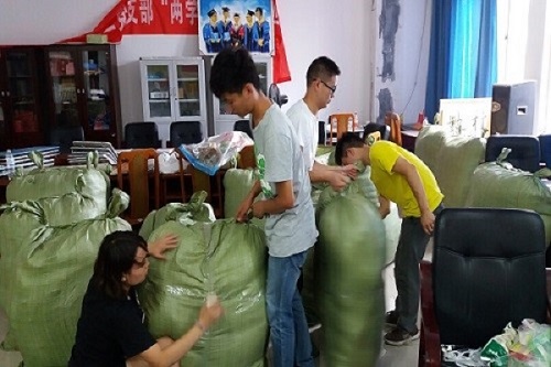 隊員們一起整理打包物資