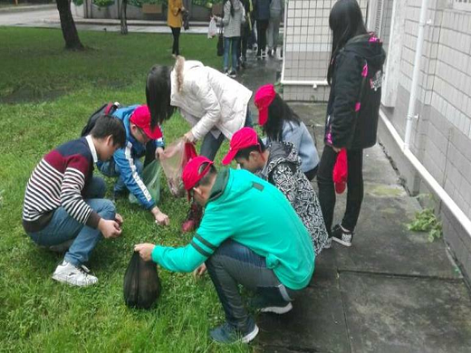 (志愿者在撿垃圾)