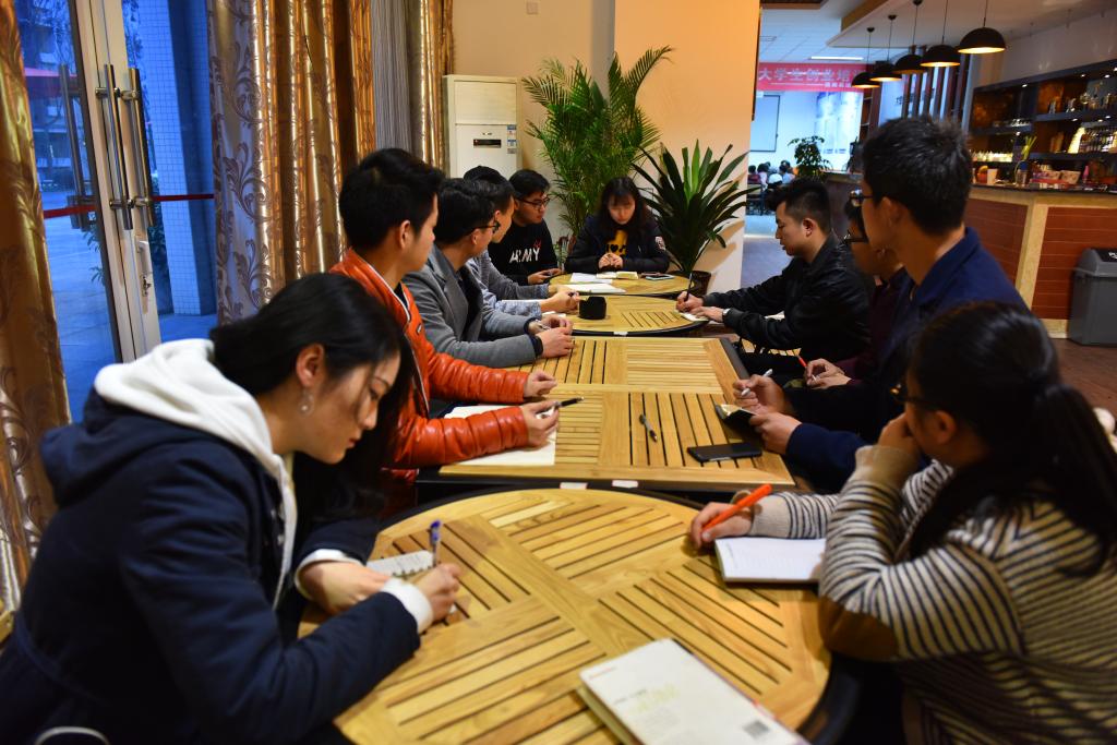 未來企業(yè)家俱樂部常務(wù)理事夏婧主持沙龍