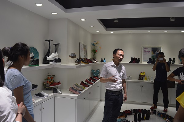 宏正負責人吳志偉帶領參觀