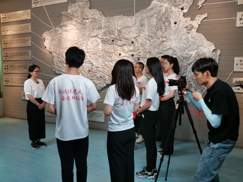 說(shuō)明: 一群人站在墻邊描述已自動(dòng)生成 說(shuō)明: 一群人站在墻邊描述已自動(dòng)生成