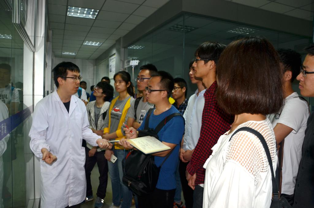 研究人員介紹質譜儀