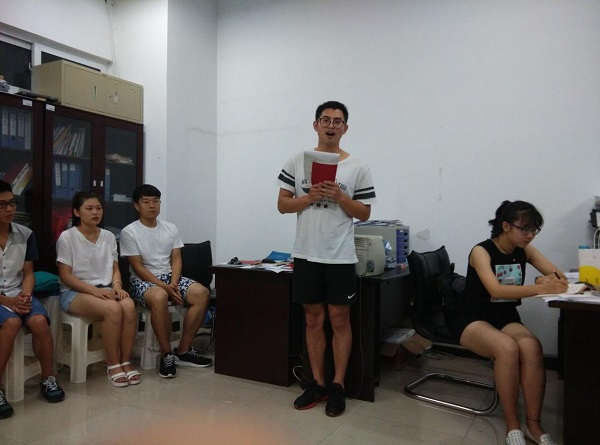 新加入支部的預(yù)備黨員依次自我表述