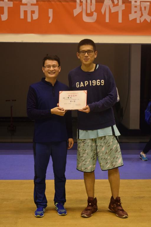 李明科老師為冠軍隊頒獎