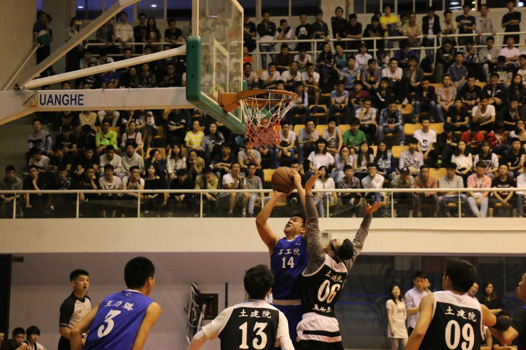 劉昱亮強(qiáng)打內(nèi)線,上籃得分